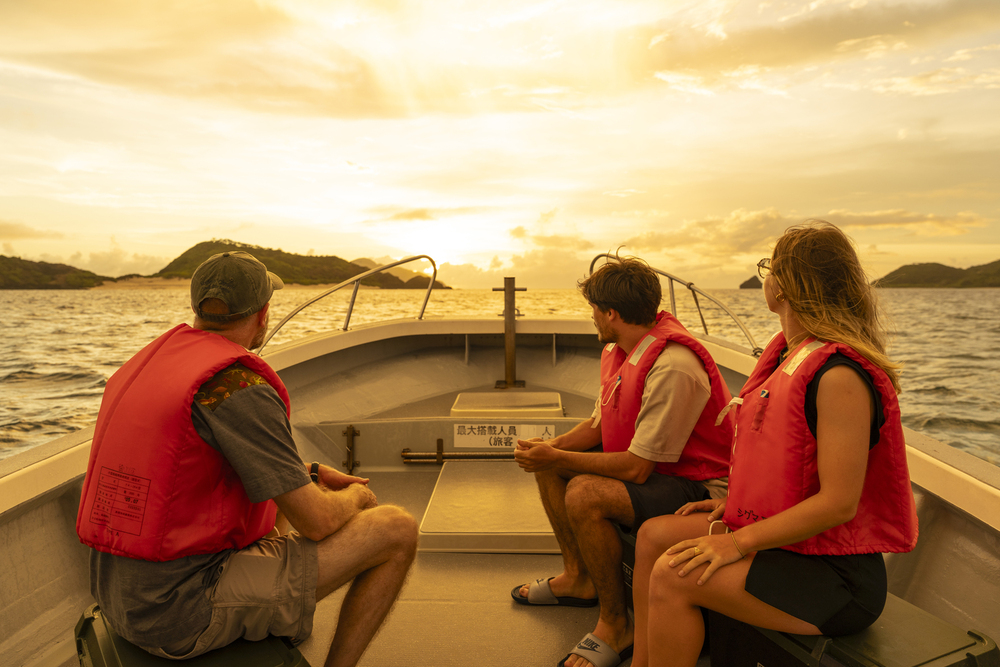 In this tour, we will take you to the sea on a special boat! Enjoy the beautiful sunset at evening time... and a birds-eye drone photography service♪